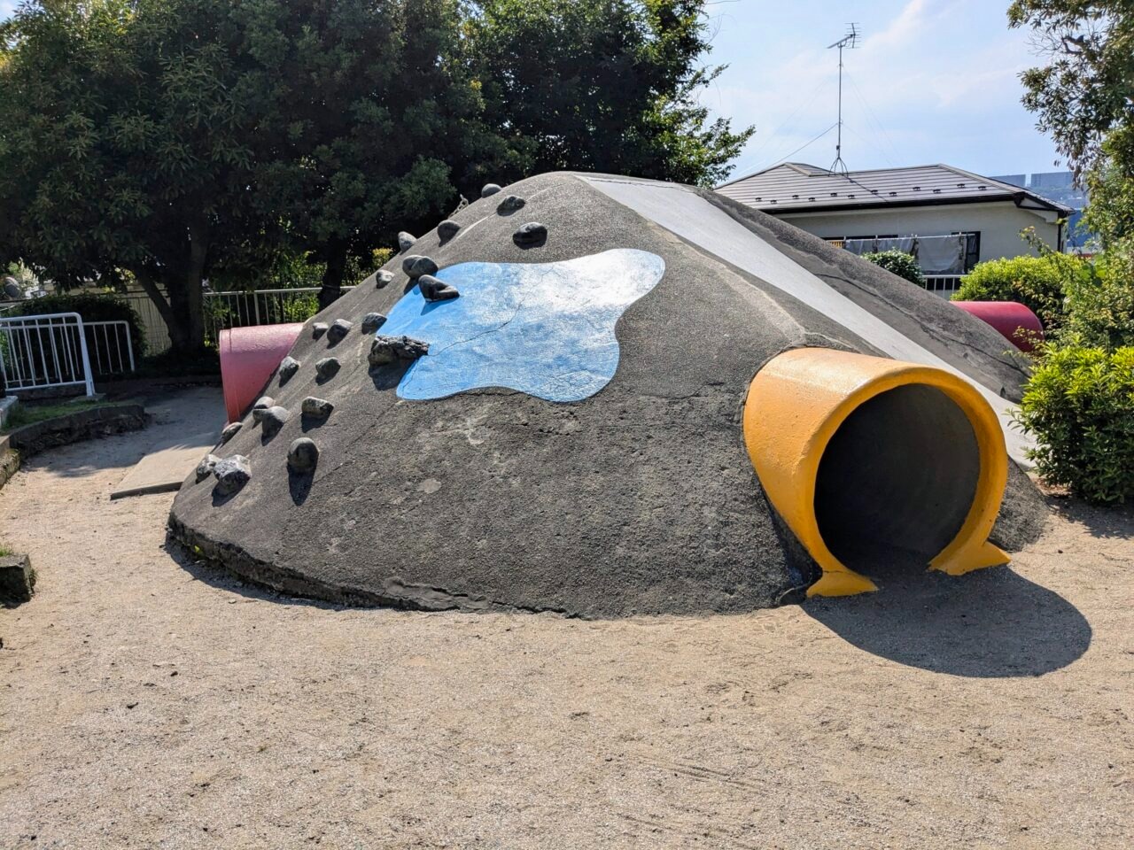 ほほえみ公園｜高台からの景色と、遊び心あふれる遊具【日野市南平】
